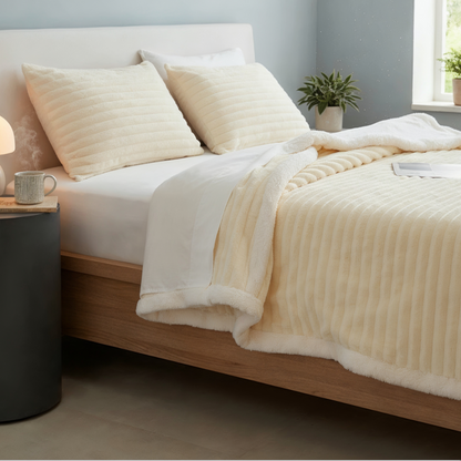 Fleece plaid i gul – let og varmt tæppe til sofaen