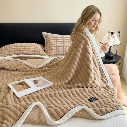 Tæppe til sofa i blød fleece – detalje af stribet mønster
