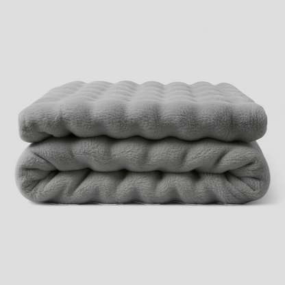 Fleece tæppe i hverdagsbrug – drapert over sofa