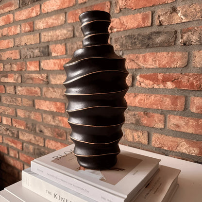 Spiral Elegance Keramikskulptur – Moderne Sort Dekoration med Guld - Lioren