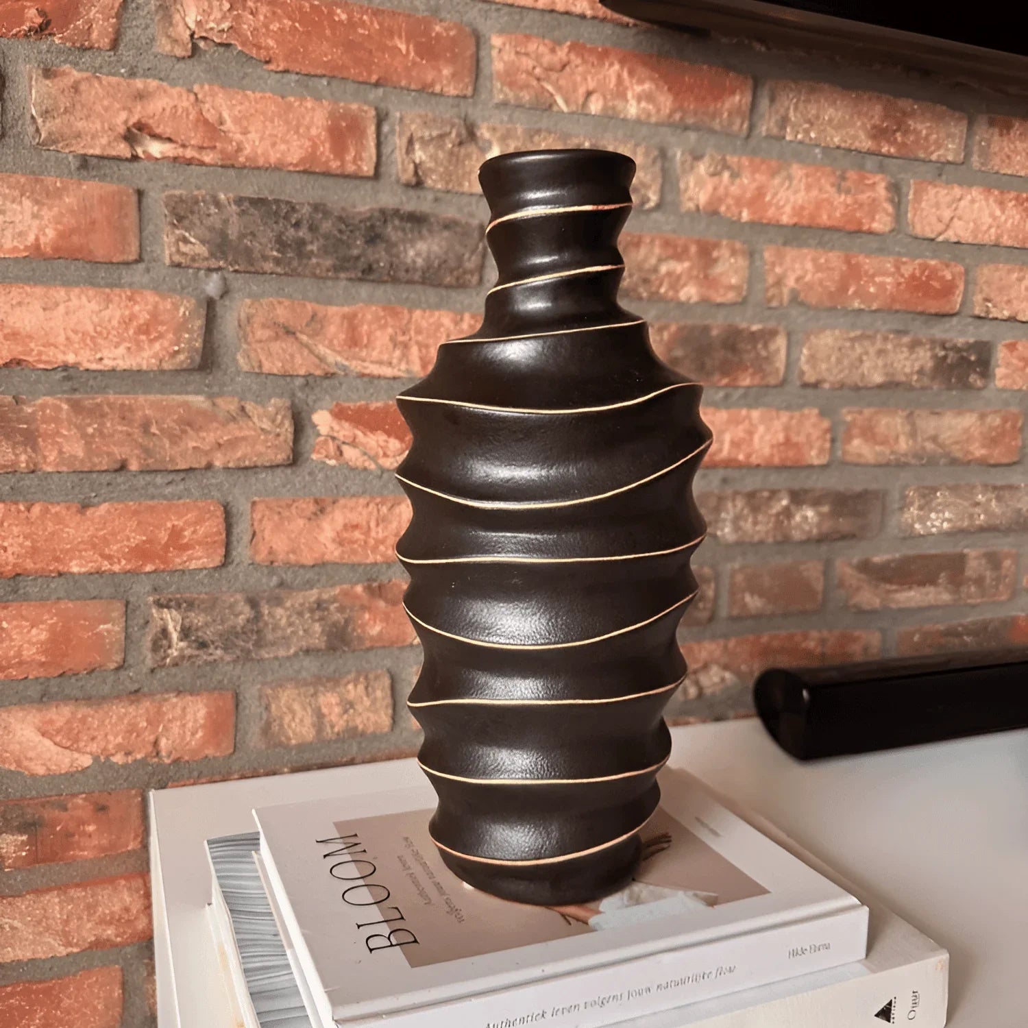 Spiral Elegance Keramikskulptur – Moderne Sort Dekoration med Guld - Lioren
