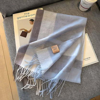 Kvinde iført blødt ternet cashmere-sjal som slåom