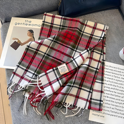 Nærbillede af det ternede mønster på cashmere-sjalet