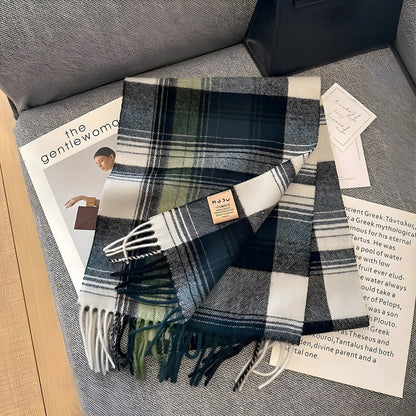 Dame med ternet cashmere-sjal som halstørklæde