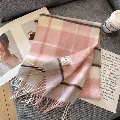 Detalje af blødt cashmere-stof i ternet design