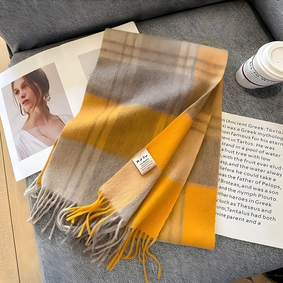 Kvinde i ternet cashmere-sjal på vintergade