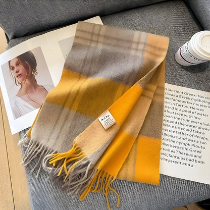 Kvinde i ternet cashmere-sjal på vintergade