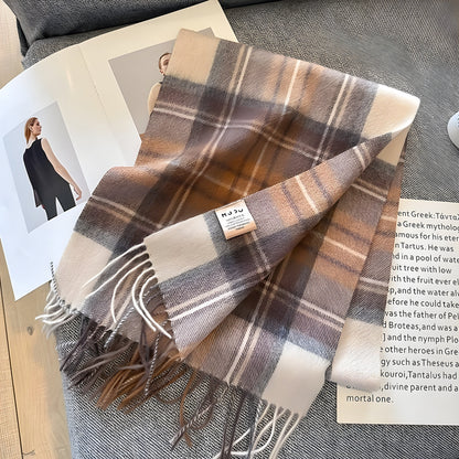 Cashmere-sjal med klassisk ternet mønster på tæt hold
