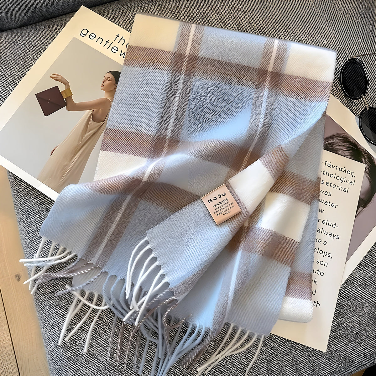 Vintersjal i cashmere vist med matchende antræk