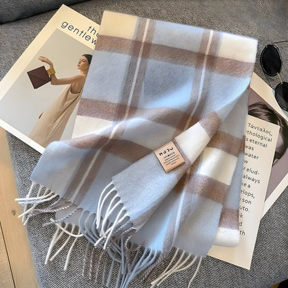 Vintersjal i cashmere vist med matchende antræk