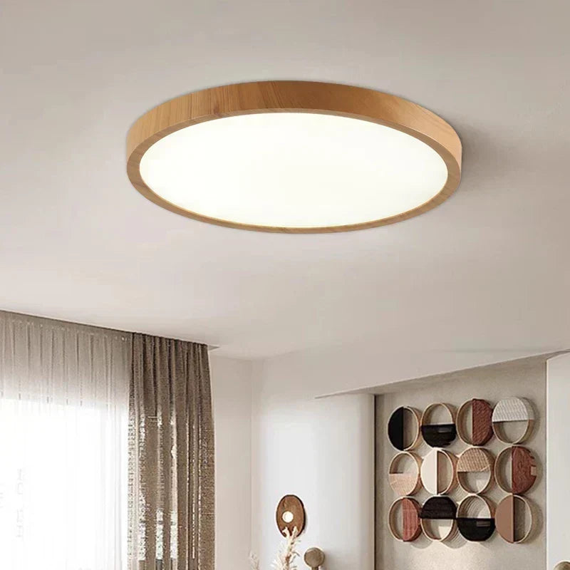 Loftlampe med træ-look monteret i moderne stue