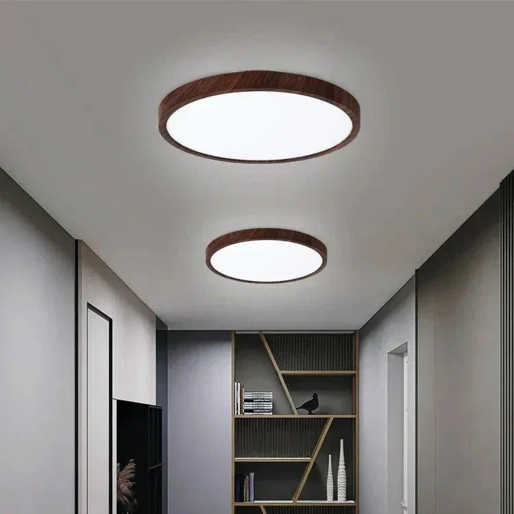 Rund LED loftlampe tændt med varmt stemningslys i soveværelse