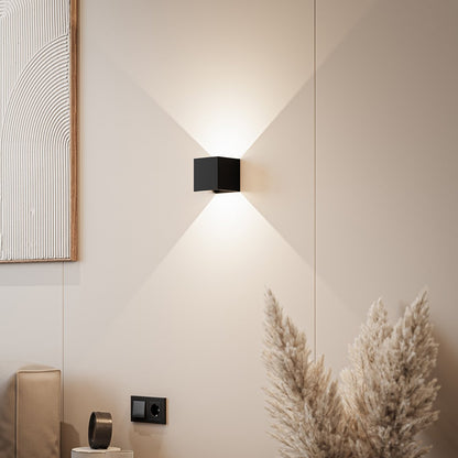 LED væglampe med justerbare lyslameller i sort aluminium