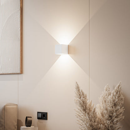 Hvid LED væglampe med justerbare lameller i detalje